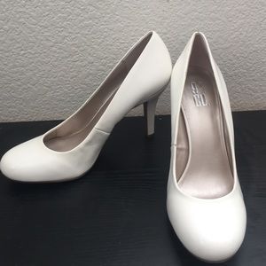 Nine & Co. White Heels size 10m